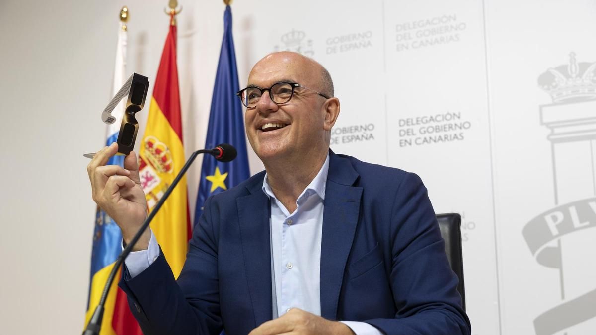 El delegado del Gobierno en Canarias pide precaución ante los daños personales por mirar el eclipse sin la debida protección