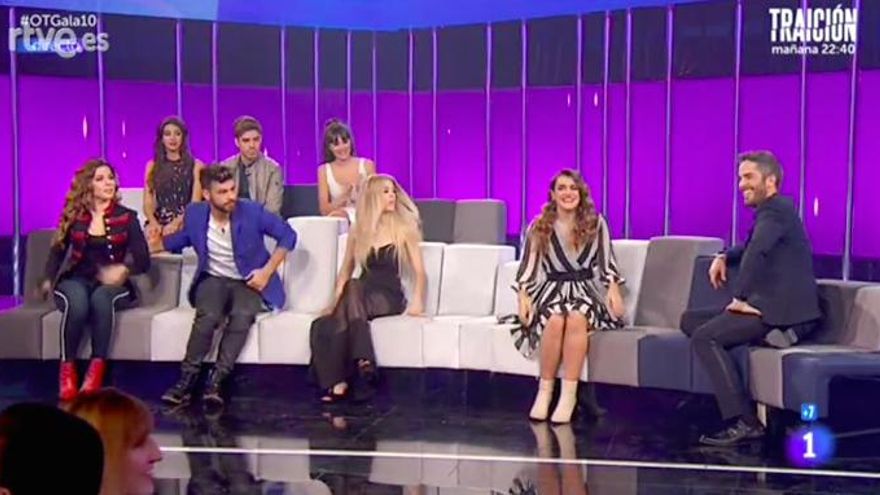 Los concursantes sentados sin Alfred