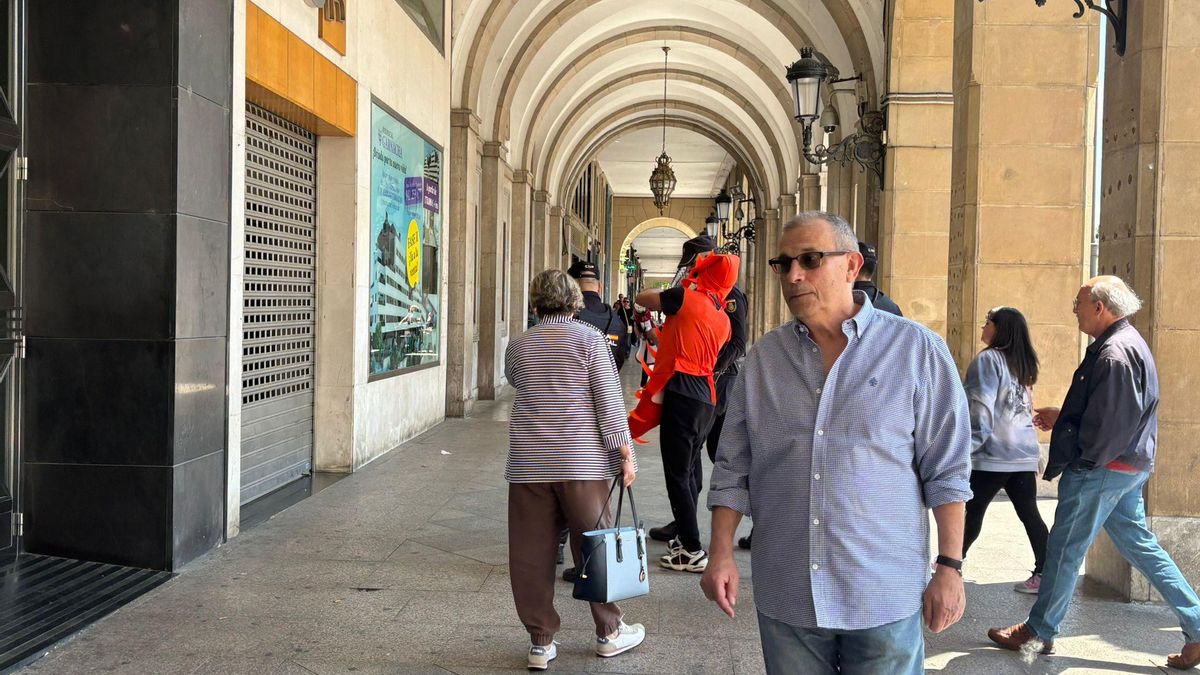 La Policía Nacional retira a un hombre disfrazado de gamba que insultaba a los manifestantes