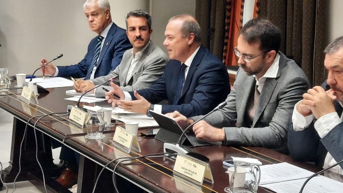 Augusto Hidalgo, en el centro, en la comisión general de cabildos insulares celebrada en el Parlamento canario.