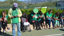 Momento de la concentración de la PAH ante una vivienda del barrio del Grau de Castelló donde estaba previsto un desahucio.