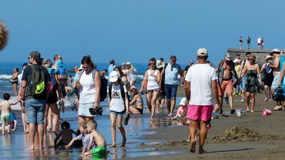 Turistas en una playa de Gran Canaria