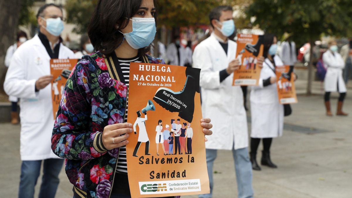 Varios médicos participan en la jornada de huelga de este martes