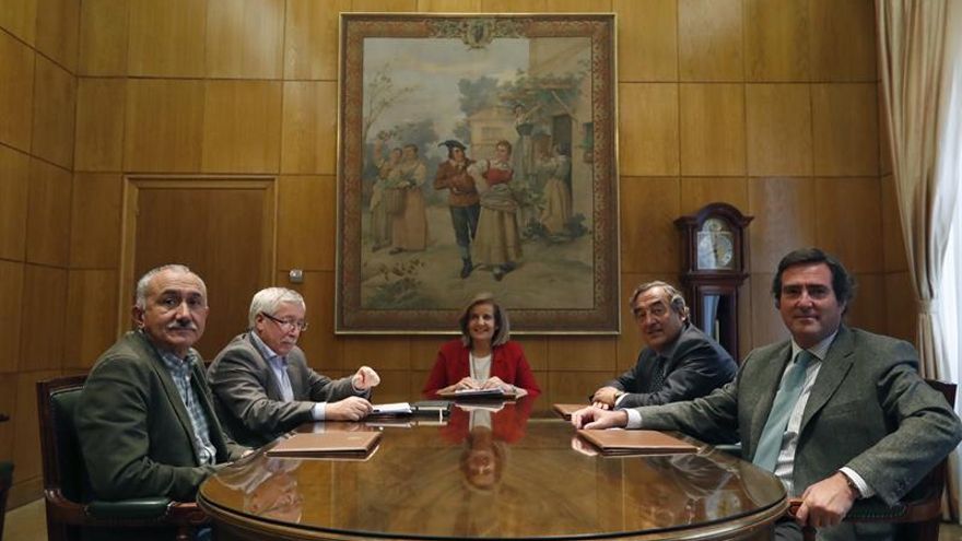 La ministra de Empleo en funciones, Fátima Báñez (c), se reúne con los presidentes de CEOE, Juan Rosell (2d), CEPYME, Antonio Garamendi (d) y los líderes de UGT y CCOO, Pepe Álvarez (i) e Ignacio Fernández Toxo (2i), para analizar las sentencias que equiparan las indemnizaciones por despido entre fijos e interinos.