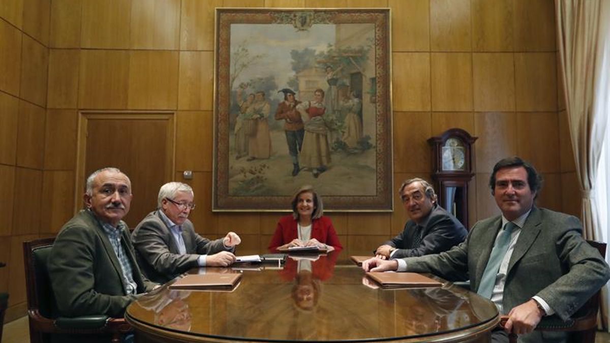 La ministra de Empleo en funciones, Fátima Báñez (c), se reúne con los presidentes de CEOE, Juan Rosell (2d), CEPYME, Antonio Garamendi (d) y los líderes de UGT y CCOO, Pepe Álvarez (i) e Ignacio Fernández Toxo (2i), para analizar las sentencias que equiparan las indemnizaciones por despido entre fijos e interinos.
