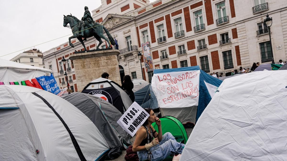 La acampada en Sol continúa con la vista puesta en el 'decreto Maricarmen'