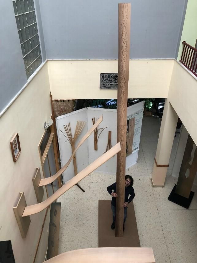 Perfilando hoja, que da título a la exposición "Una Hoja en el Bosque".