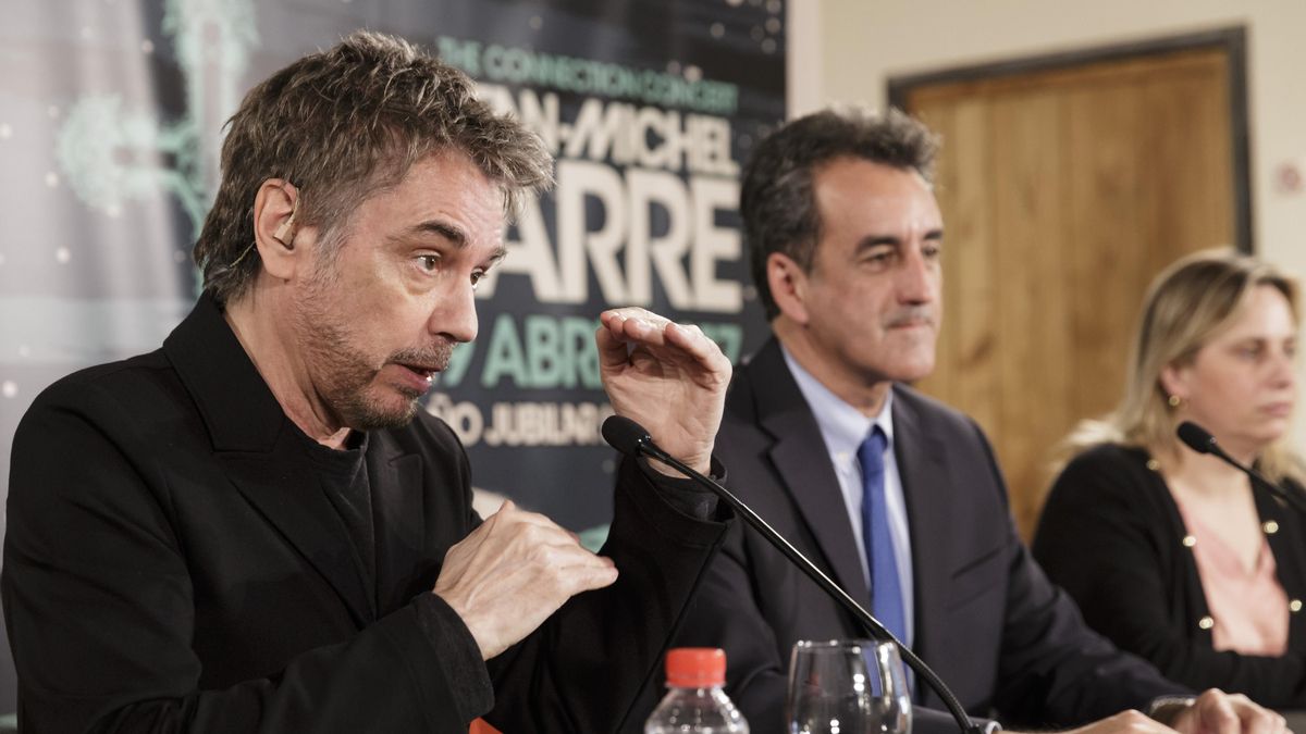 Jean-Michel Jarre en la presentación del concierto junto a Francisco Martín. | RAÚL LUCIO