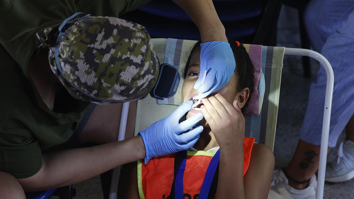 La llegada de los 131 niños saharauis que pasarán el verano en Córdoba, en imágenes