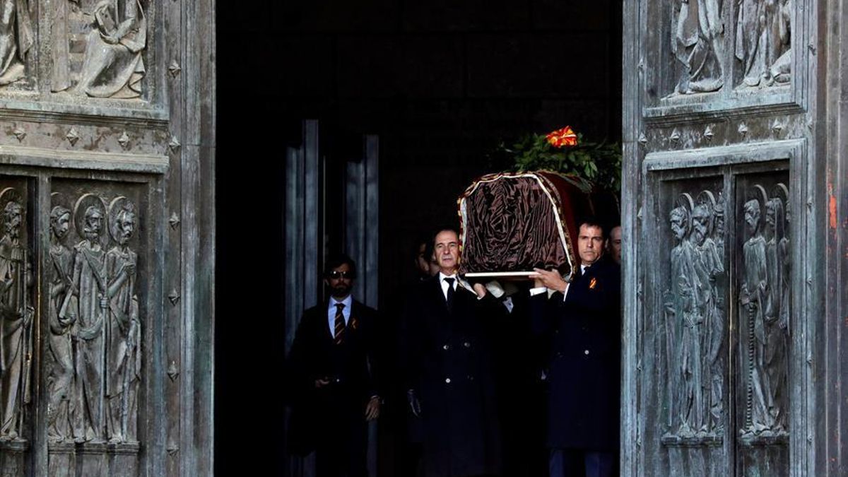 FOTOS | El féretro a hombros de sus familiares y Tejero en Mingorrubio: la exhumación de Franco, en imágenes