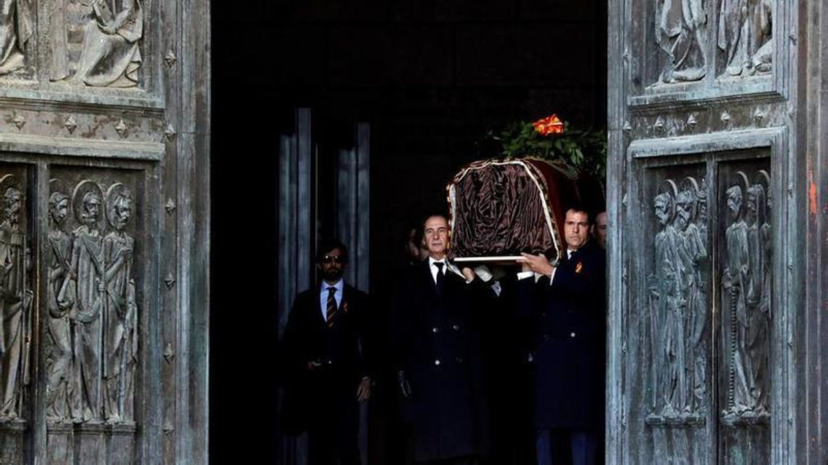 Los familiares de Francisco Franco salen de la Abadía con el féretro a hombros