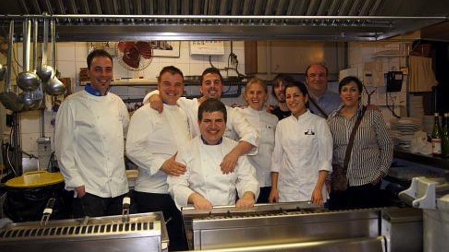 Concursantes en la cocina del restaurante Formela.