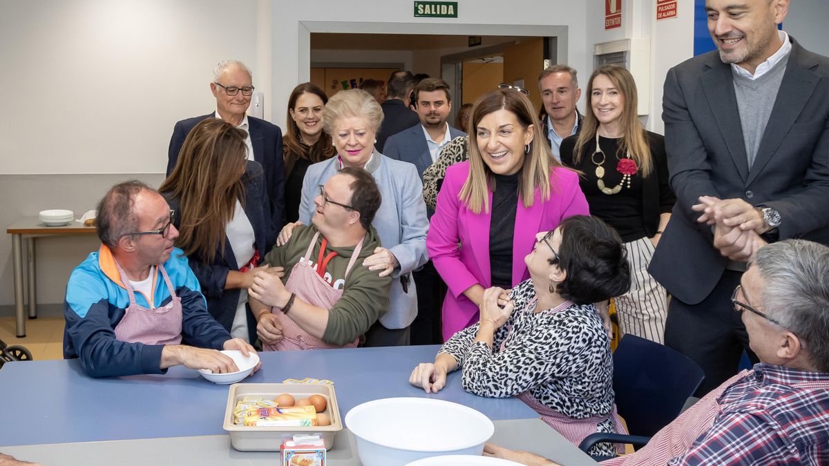 Buruaga visita la Fundación Fernando Arce de Torrelavega.