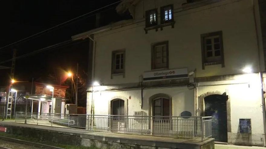 Un desprendimiento en El Padrún corta unas horas la circulación de Cercanías entre Ablaña (Mieres) y Olloniego (Oviedo)