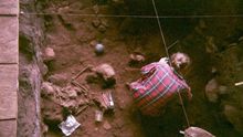 Excavación de un doble enterramiento en el refugio rocoso de Shum Laka (Camerún) que contiene los restos de dos niños que vivieron hace 8.000 años.
