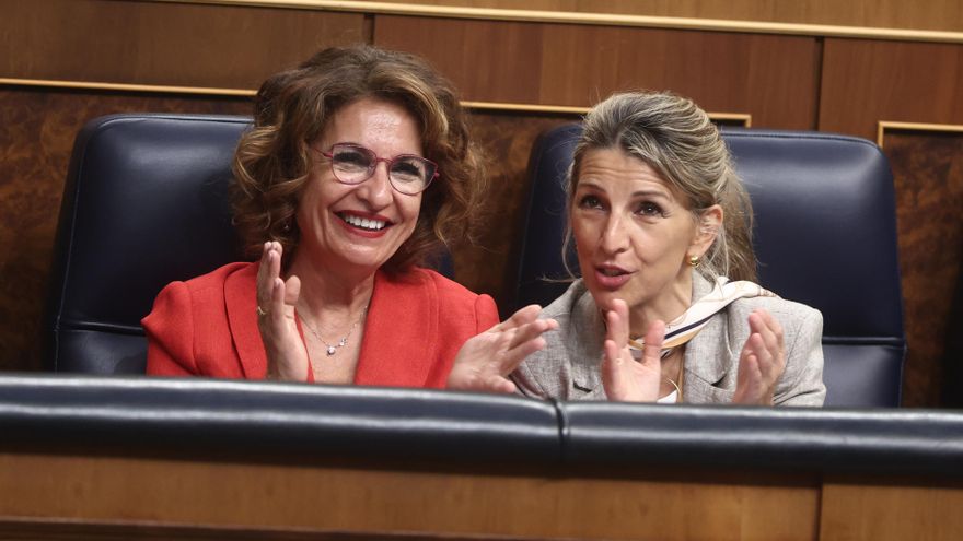 María Jesús Montero y Yolanda Díaz, durante una sesión de control al Gobierno, en el Congreso.