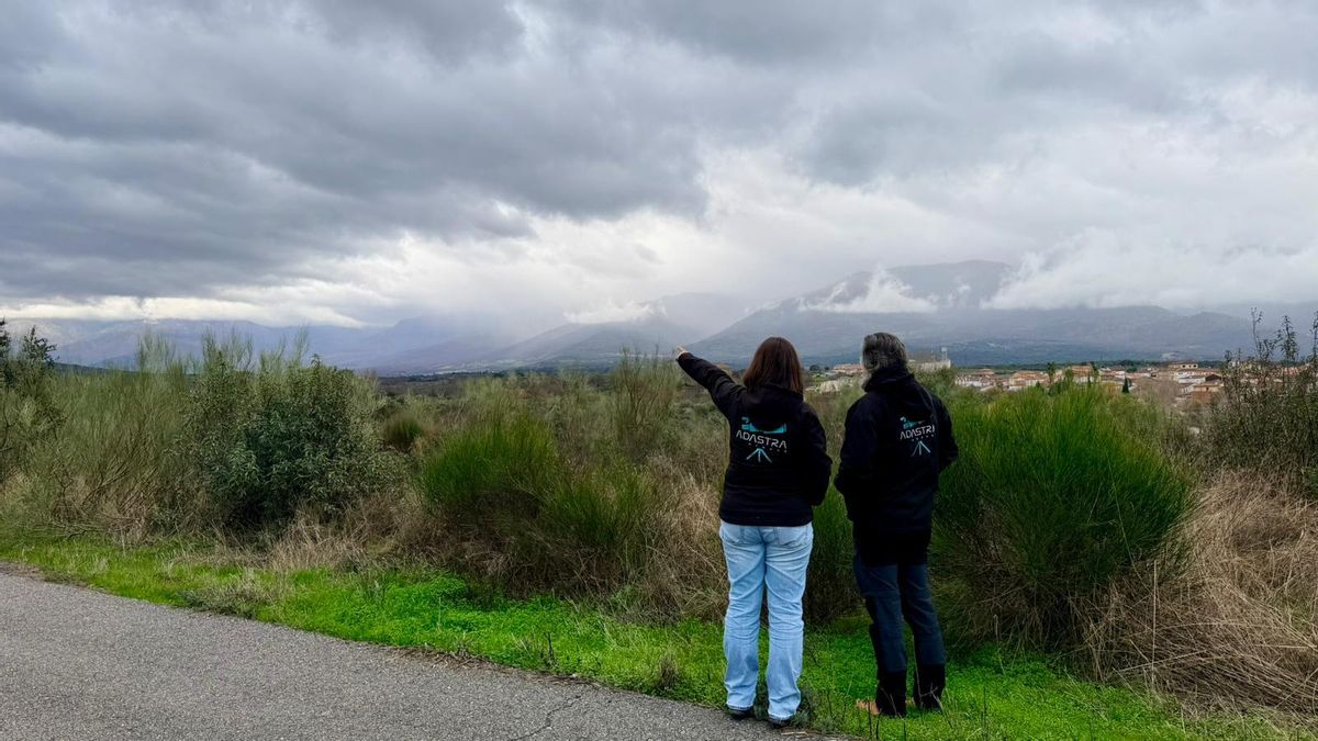 Marta Bastos y Ángel Beites señalan a Hervás, al fondo, tapada por las nubes, donde llegó el incendio originado en Jarilla, en las estribaciones de la Sierra de Gredos