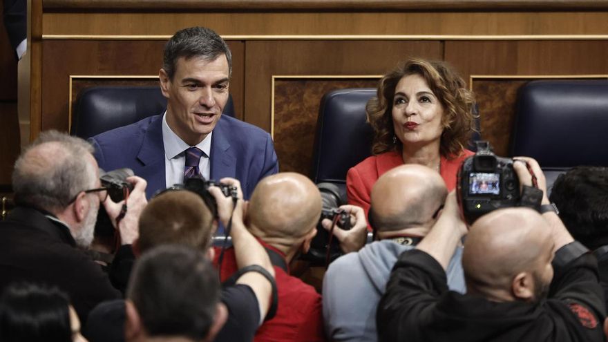 Pedro Sánchez junto a María Jesús Montero en el pleno del Congreso de los Diputados en Madrid.