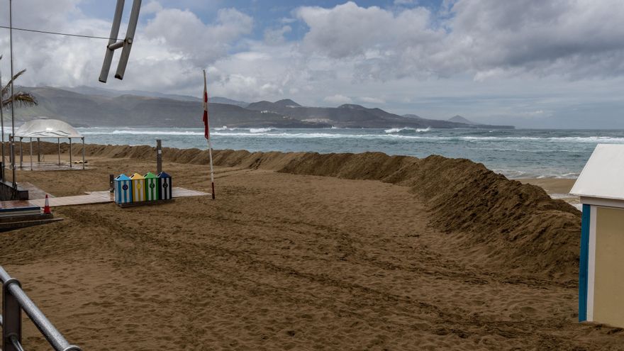 El Ayuntamiento de Las Palmas de Gran Canaria levanta un muro de arena de 50 metros en Las Canteras para proteger el paseo del fuerte oleaje por la borrasca Therese.