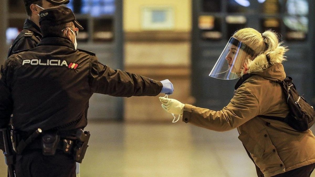 Cvirus- Jupol acusa al Gobierno de utilizar a los policías como "recaderos" para repartir "mascarillas propagandísticas"