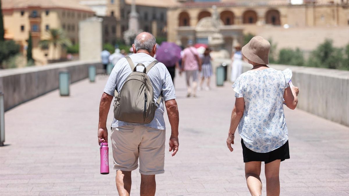 El calor se dispara hasta los 40 grados en el oeste mientras el levante mantiene rachas de más de 70 kilómetros por hora