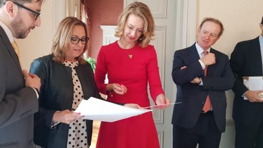 Viaje a Finlandia de Mayte Pérez. La consejera entrega un regalo a la ministra finlandesa