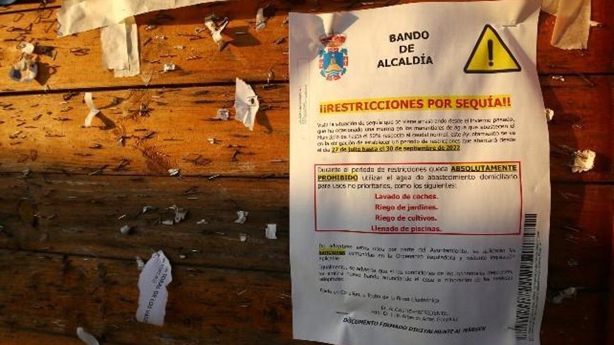 Bando municipal contra la sequía en la localidad de Horta, perteneciente al municipio de Corullón. // César Sánchez / ICAL