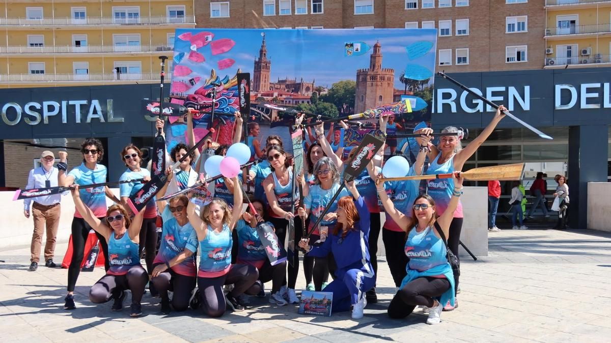 "Transformar cicatrices en palas": las Dragonas plantan cara al cáncer de mama con un mural en el Virgen del Rocío