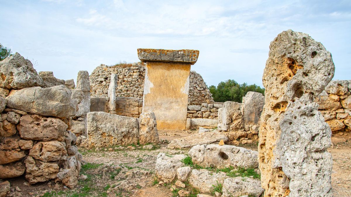 Cueva del poblado de Torralba en el centro de la isla, uno de los yacimientos más grandes y mejor conservados de Menorca.
