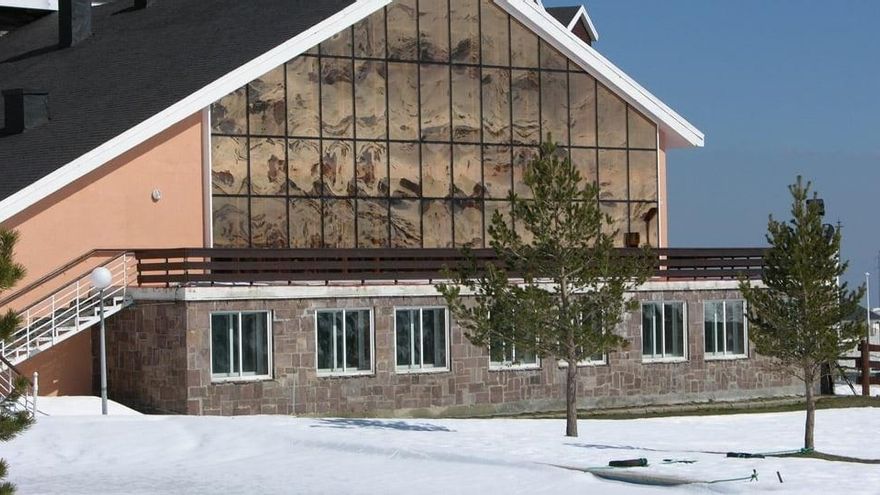 Los trabajadores de Cantur planean movilizaciones ante la privatización de los servicios de hostelería de Alto Campoo