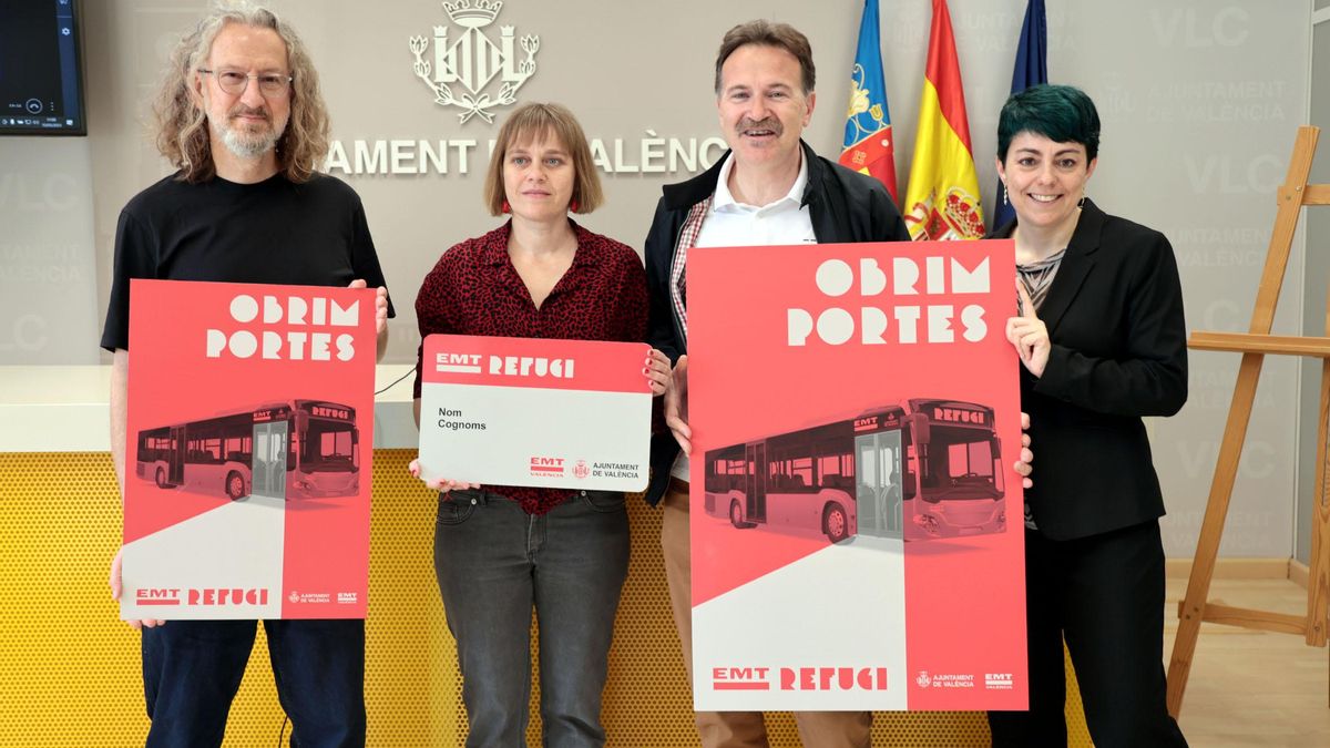 El concejal de Movilidad Sostenible, Giuseppe Grezzi,  presenta un nuevo abono social para personas refugiadas.