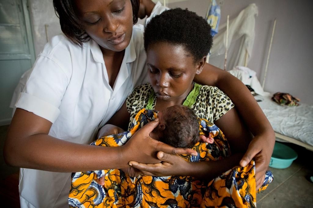 Jeannine Ntunzwenimana estaba embarazada de siete meses cuando rompió aguas. Fue trasladada en ambulancia desde el centro de salud de Gitaza (Burundi) al que llegó al hospital de MSF donde dio a luz a su hija Jeannine que pesó 1,3 kilogramos. Fotografía: Sarah Elliott