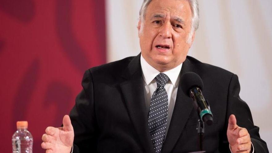 Fotografía cedida por la presidencia de México, del titular de la Secretaría de Turismo, Miguel Torruco, durante una rueda de prensa este miércoles en Palacio Nacional de Ciudad de México (México).