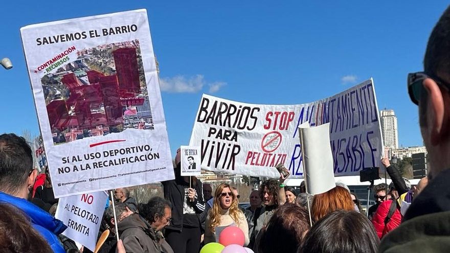 Cientos de vecinos gritan contra el "pelotazo" del Ayuntamiento de Madrid en La Ermita: "Más servicios, menos edificios"