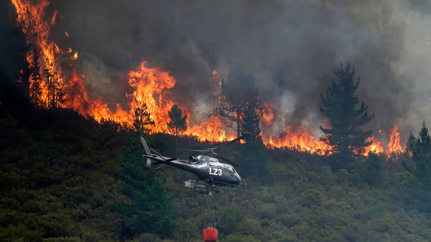 Un incendio en Ibias obliga a desalojar dos pueblos y recomiendan evacuación voluntaria a otros cuatro en Asturias
