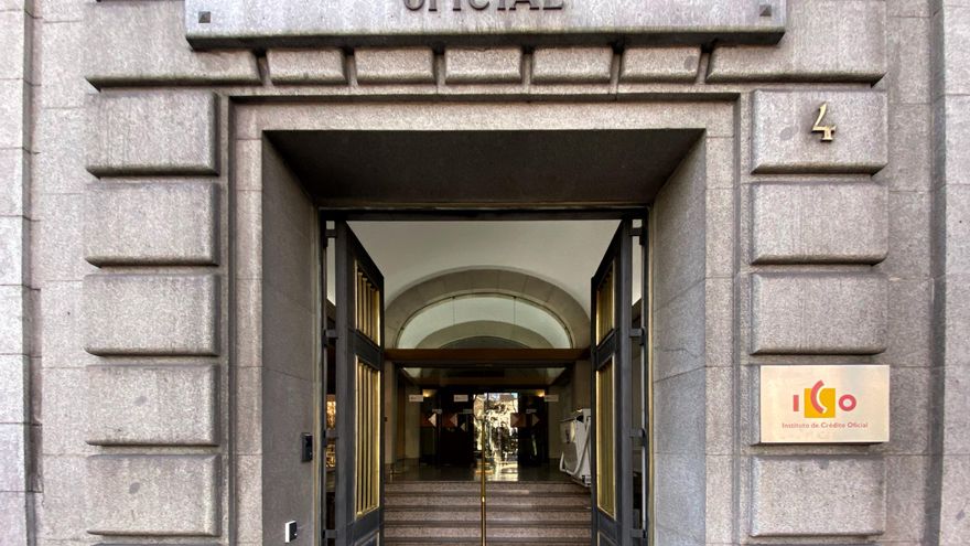 Una de las puertas de acceso de la sede del ICO (Instituto del Crédito Oficial), en el Paseo del Prado de Madrid (España).