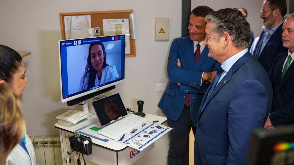 El consejero de Sanidad, Antonio Sanz, en su visita a una residencia de mayores de Córdoba.