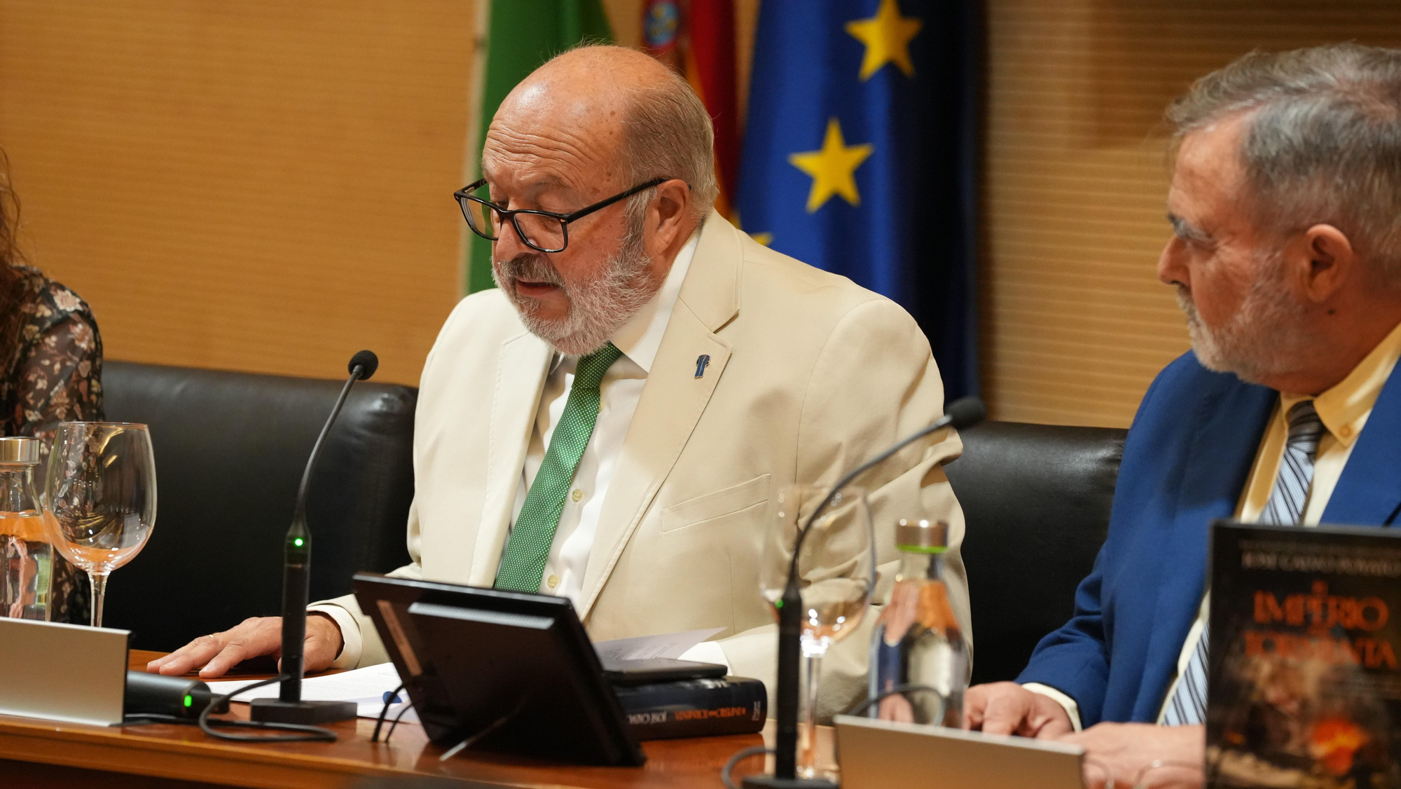 José Calvo Poyato presenta su novela ‘El Imperio en la Tormenta’ en el Colegio de la Abogacía de Córdoba, junto al decano Carlos Arias