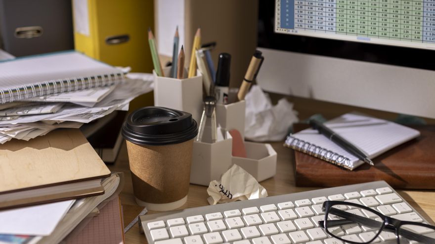 Cuatro consejos de una psicóloga para organizar la mesa de trabajo y favorecer la concentración: “No es un almacén”