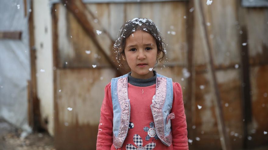 La joven Hadeel, delante de su tienda mientras nieva