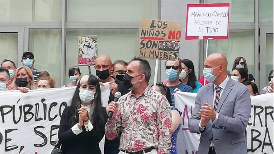 El alcalde se sumó a las reivindicaciones del centro social público, que ve amenazada su continuidad y el hecho de seguir siendo público.