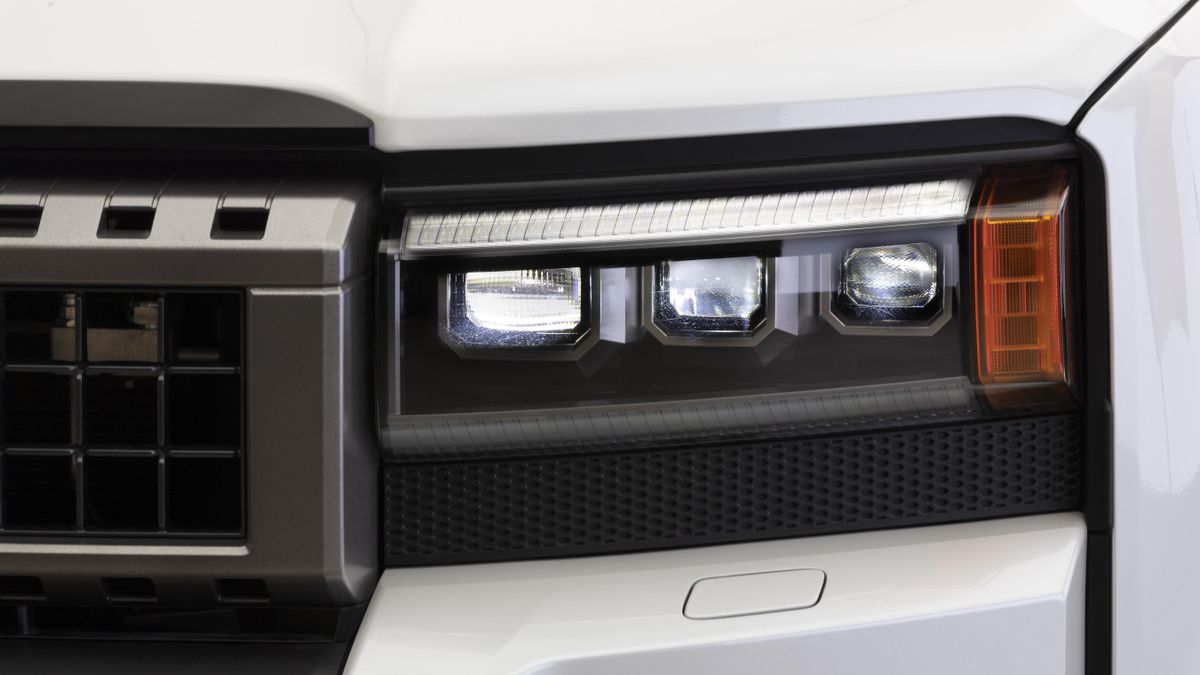 Detalle de las ópticas multiled rectangulares del Land Cruiser 250.