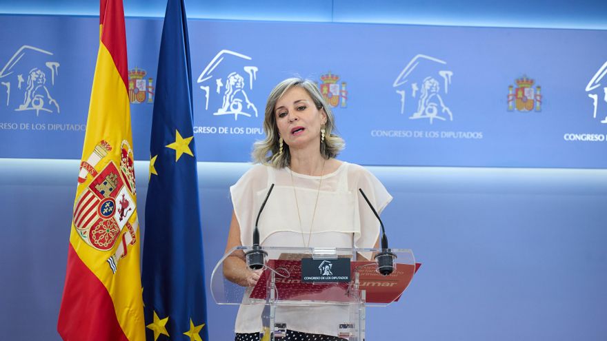 La portavoz de Sumar en el Congreso, Verónica Martínez, durante una rueda de prensa anterior a la Junta de Portavoces, en el Congreso de los Diputados, a 24 de junio de 2025, en Madrid (España).