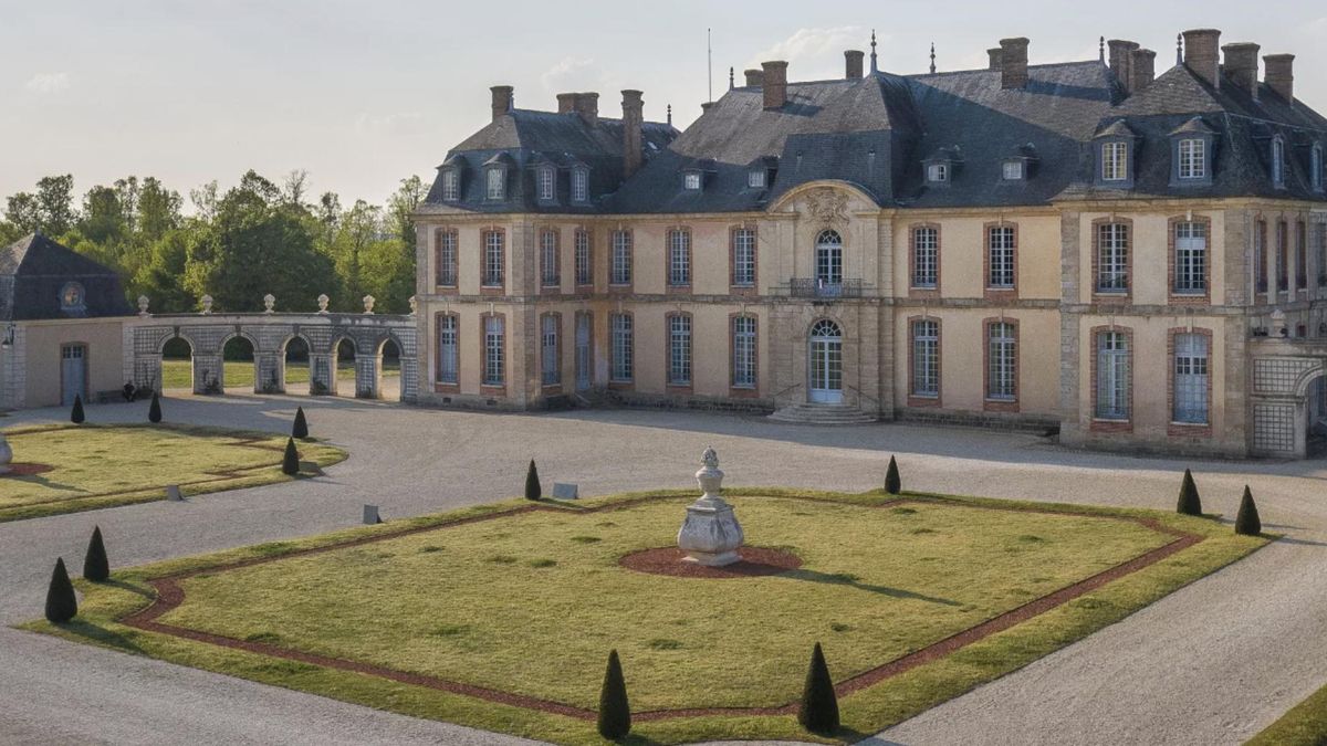 Construido en el siglo XVIII, este castillo francés con vistas al Sena está rodeado de jardines y tilos