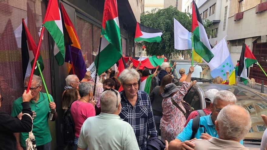 Asistentes a la protesta en el consulado de EEUU en Gran Canaria.