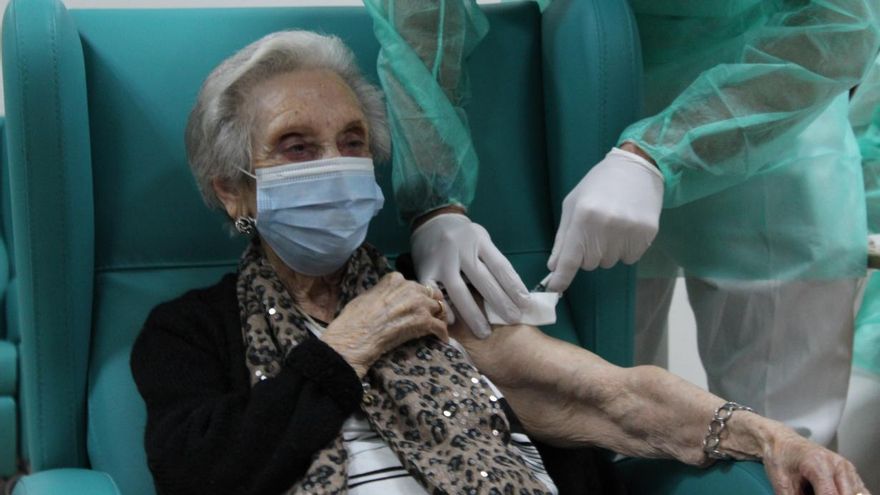 Guía para visitar "con cautela" a los usuarios de las residencias de Castilla-La Mancha tras relajarse las medidas COVID