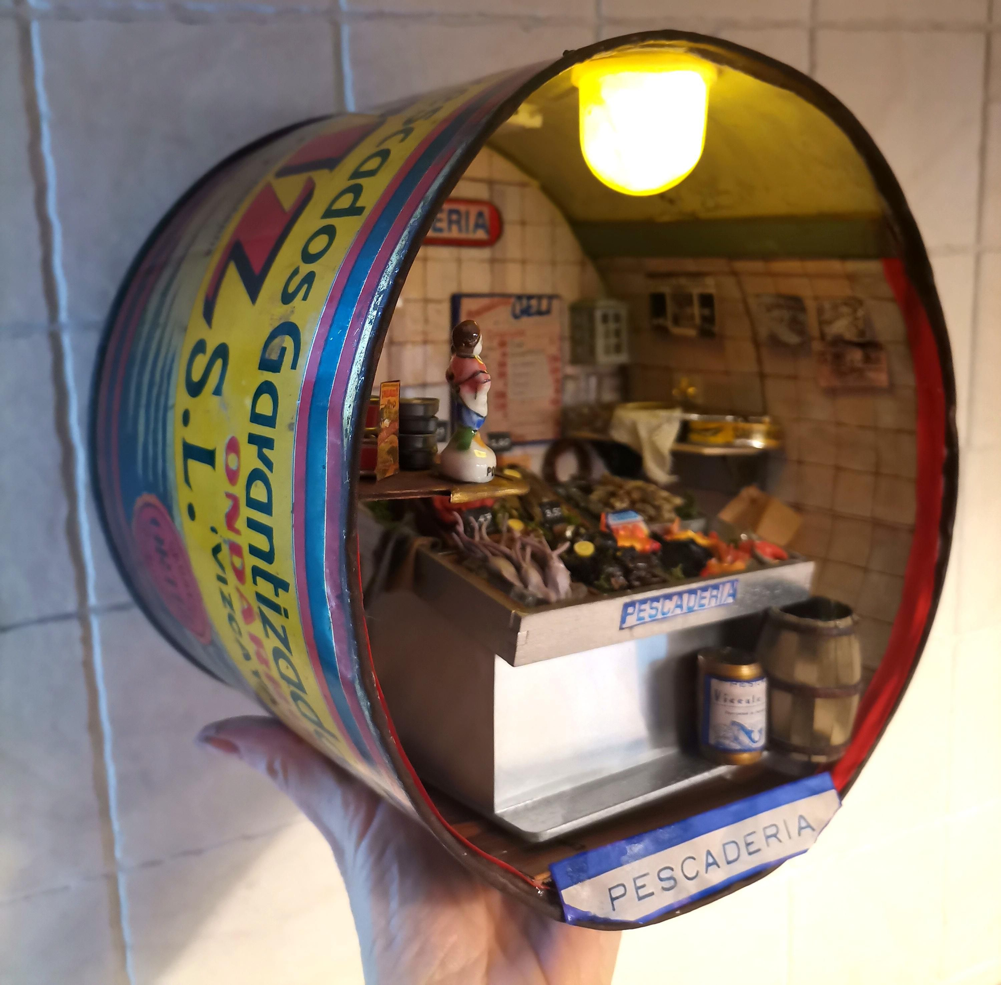 Miniatura de una pescadería dentro de una lata de atún.