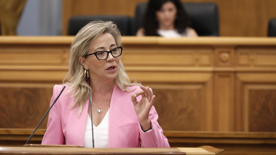 La diputada del PP Lola Merino abandona el pleno de las Cortes por problemas de visión y se encuentra en buen estado y consciente