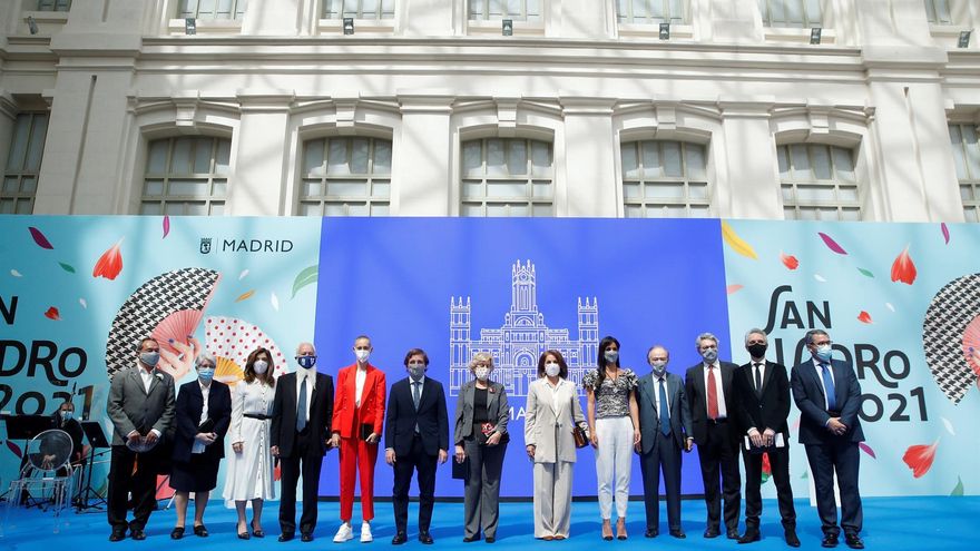 El alcalde de Madrid, José Luis Martínez-Almeida, y la vicealcaldesa, Begoña Villacís, posan junto a los galardonados con las Medallas de Honor de la ciudad con motivo de la festividad de San Isidro
