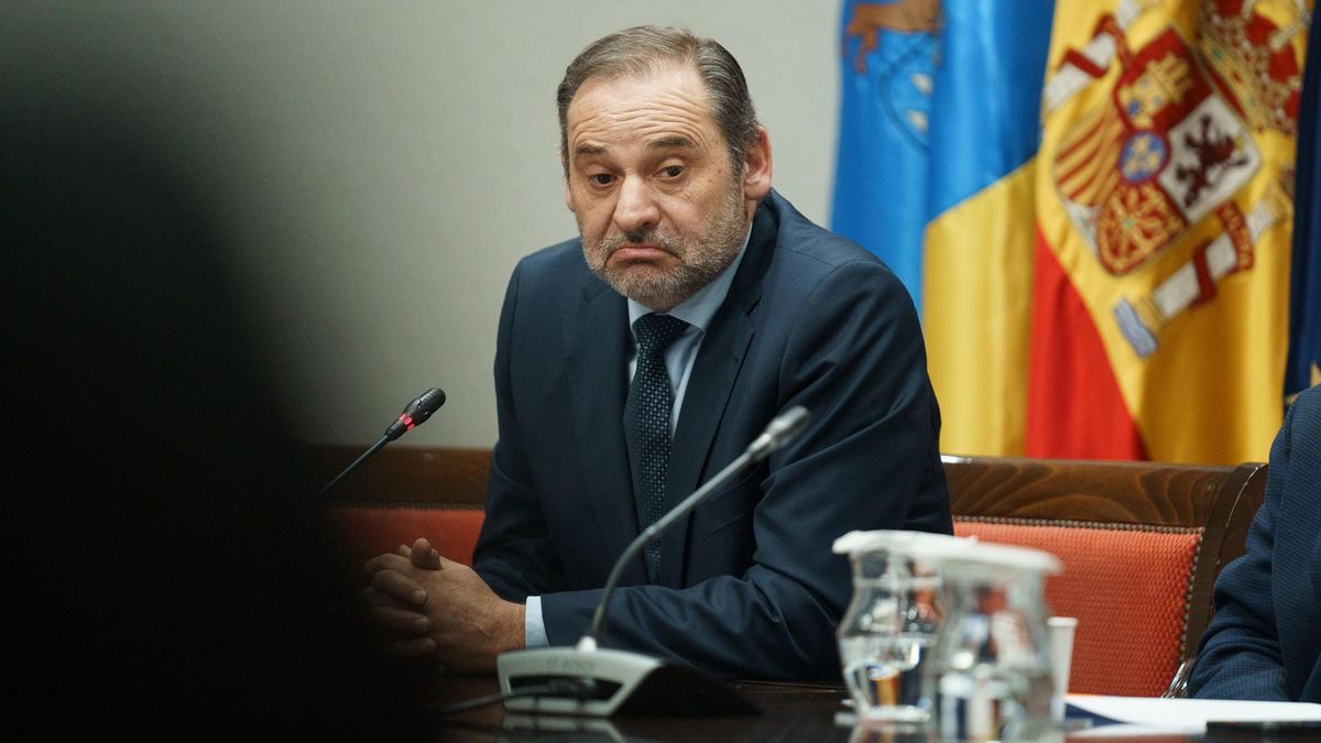El exministro de Transportes José Luis Ábalos, en la comisión de las mascarillas del Parlamento de Canarias. (EFE)